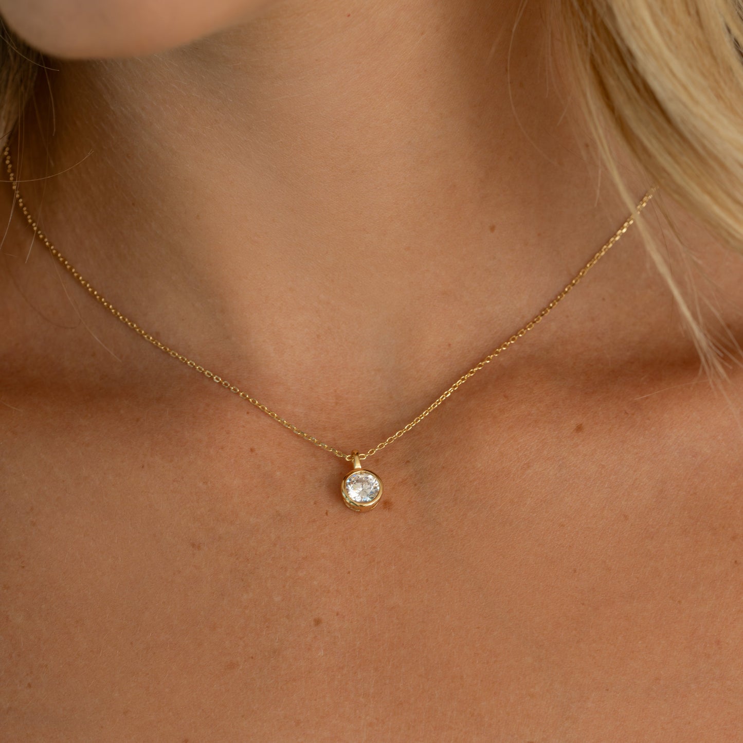 Dainty Round Bezel Pendant Necklace